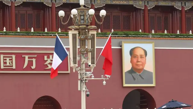 ফরাসী প্রেসিডেন্টের সফর উপলক্ষ্যে তিয়ানেনমেন স্কয়ারে চীন ও ফ্রান্সের পতাকা