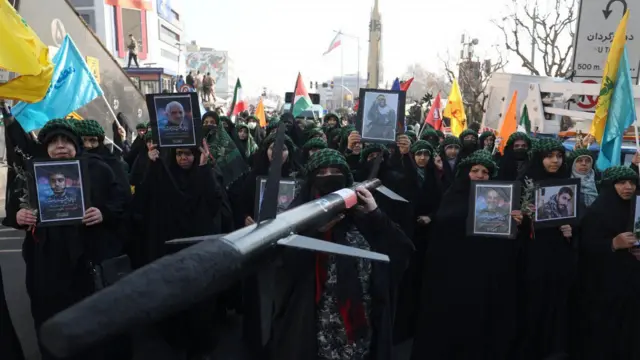 Tahran'da İsrail karşıtı bir yürüyüşe katılan Besic milisleri (Arşiv)