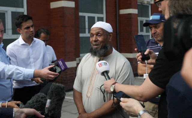 Sourtport'taki caminin yöneticilerinden Ibrahim Hussein yaşananları anlatıyor