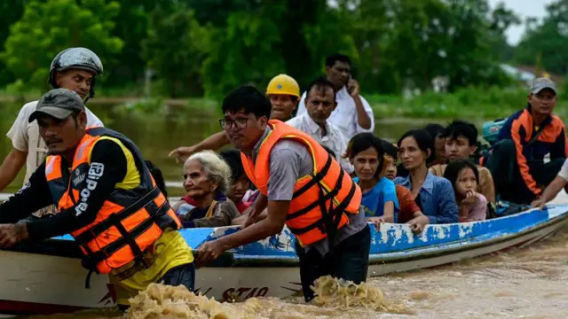 စက်တင်ဘာ ၁၄ ရက်နေ့က တောင်ငူမြို့ ရေဘေးသင့်ပြည်သူတွေကို ကယ်ဆယ်ရေးလုပ်နေတဲ့ ပရဟိတအဖွဲ့ဝင်များ