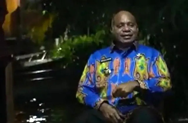 Gubernur Papua, Mathius Derek Fakhiri, saat menemui keluarga mendiang Irene Sokoy di Kabupaten Jayapura, Jumat (21/11).