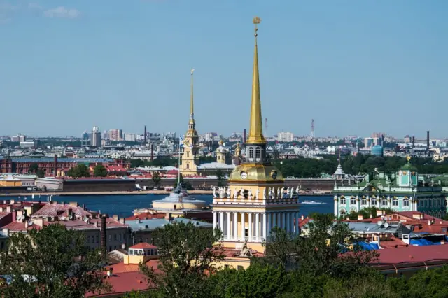 نمای کلی شهر سنپترزبورگ با کلیسای جامع قدیسان پطرس و پل (چپ) و ساختمان دریاداری.