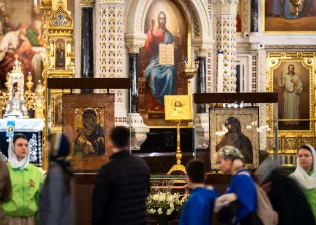 Люди в храме рядом с иконами Богоматери