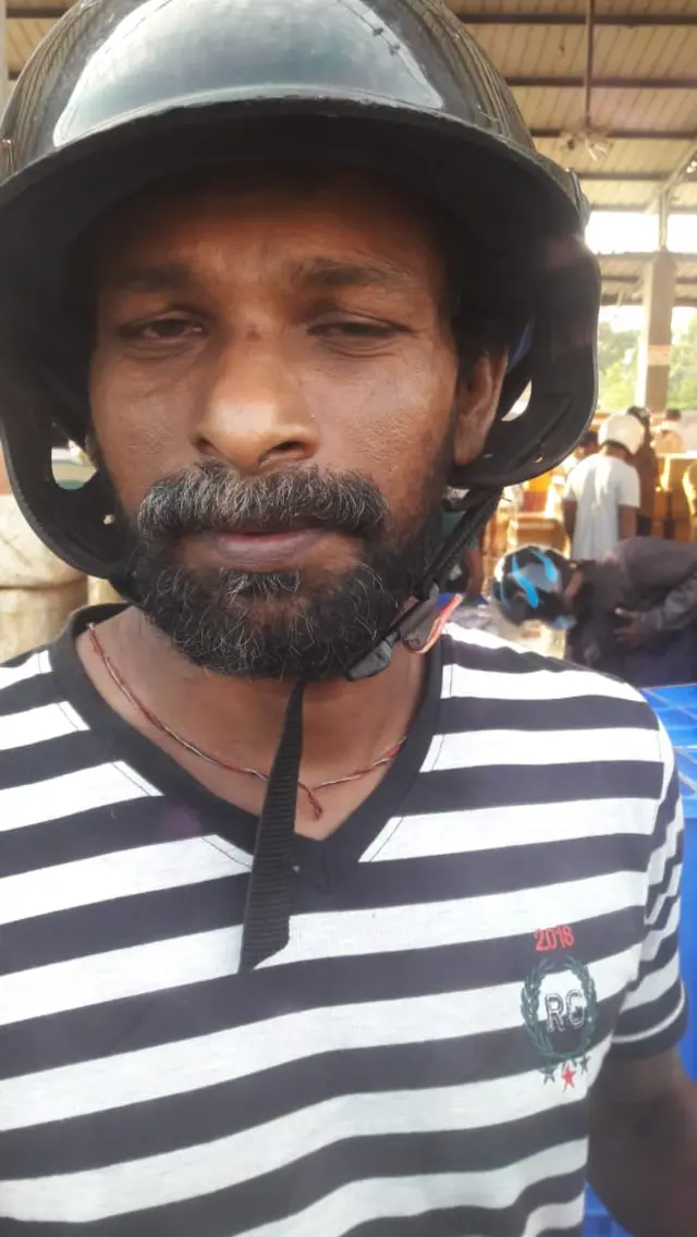 මාළු මිල ගණන් දරා ගත නොහැකි ලෙස ඉහළ ගොස් ඇති බව පාරිභෝගිකයෙකු වන චාමර සෙනවිරත්න පැවසීය.