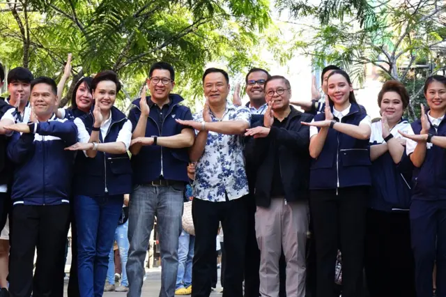 อนุทิน ชาญวีรกูล หัวหน้าพรรค ภท. และเหล่า รมต. ของเขา มี ศุภจี-เอกนิติ-สีหศักดิ์ ร่วมทำท่า "พลัส" อันเป็นท่าหาเสียงประจำพรรค