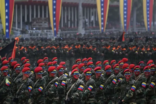 Soldados desfilando durante los actos por el día de la Independencia de Venezuela