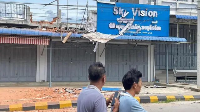 လက်နက်ကြီးကြောင့် ပျက်စီးသွားတဲ့ ‌ဆိုင်ခန်းတွေ