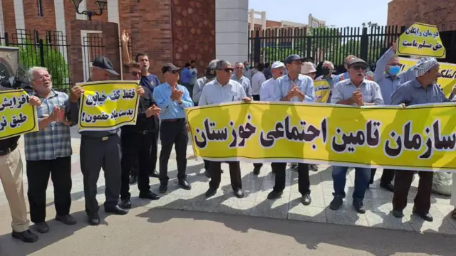 تجمع بازنشستگان سازمان تأمین اجتماعی در اعتراض به وضع معیشتیشان مقابل استانداری خوزستان - ۳۱ اردیبهشت ۱۴۰۲