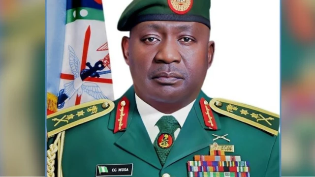 Christopher Musa ninu aṣọ iṣẹ ologun rẹ