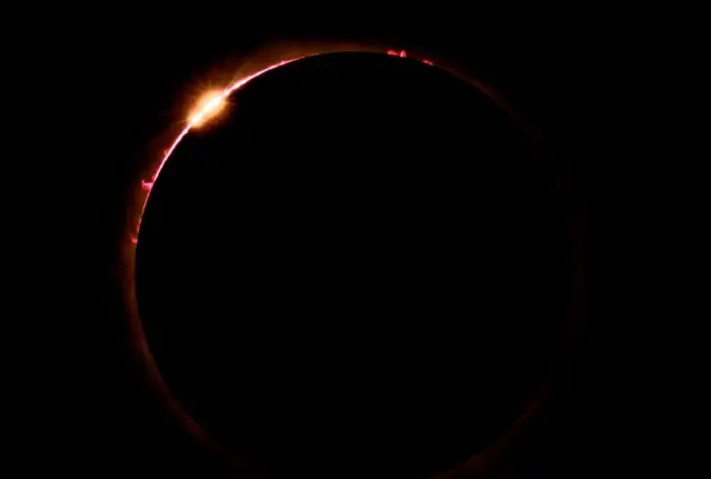 Las Perlas de Baily en un eclipse de sol