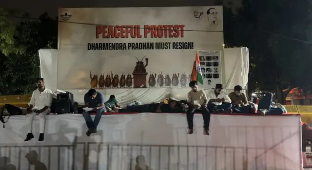 मात्र, हे आंदोलन पूर्णपणे शांततापूर्ण पद्धतीनेच व्हावे, असं आवाहनही त्यांनी केलं होतं.
तसेच, केंद्रीय शिक्षणमंत्री धर्मेंद्र प्रधान यांच्या राजीनाम्याच्या मागणीसंदर्भात सरकारने संवादाचे मार्ग खुले करावेत आणि चर्चेला सुरुवात करावी, अशी मागणीही दीपके यांनी केली होती.
