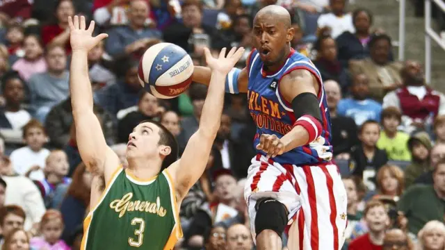 کیلب کیمبرو (شماره سه) در تلاش برای مهار شین کریستنسن از گلوبتروترز