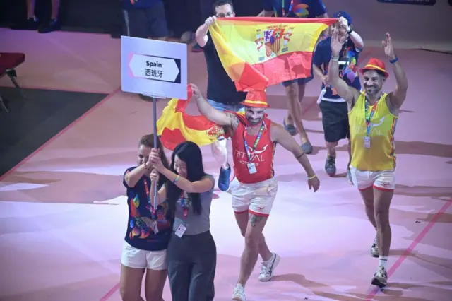 हांगकांग में आयोजित गे गेम्स के उद्घाटन समारोह में स्पेन के खिलाड़ी