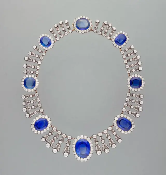 大粒のサファイアとダイヤモンドのネックレス