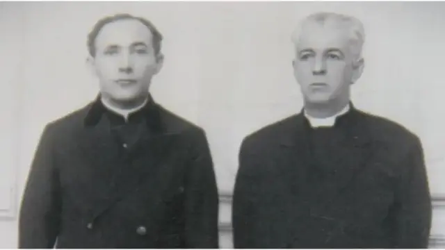 Foto preta e branca de dois homens