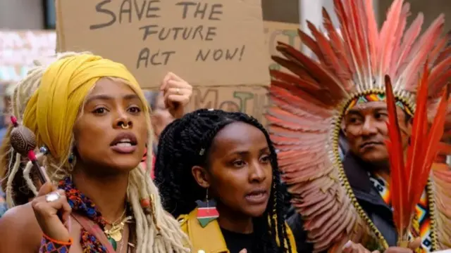 Manifestants avec une pancarte.