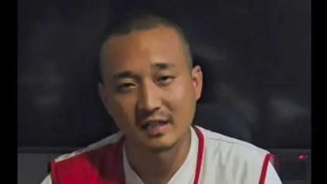 'हामी नेपाल' अङ्कित रातो र सेतो ज्याकेट लगाएका सुधन गुरुङ