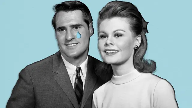 Imagem em preto e branco de um homem e uma mulher com fundo azul claro. Há uma lágrima recortada na bochecha do homem