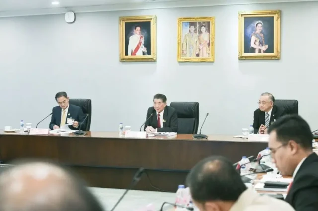 ที่ประชุมคณะกรรมการเพื่อพิจารณาศึกษาแนวทางการทำประชามติฯ ที่มี ภูมิธรรม เวชยชัย เป็นประธาน มีมติเมื่อ 25 ธ.ค. 2566 ให้ทำประชามติ 3 ครั้ง