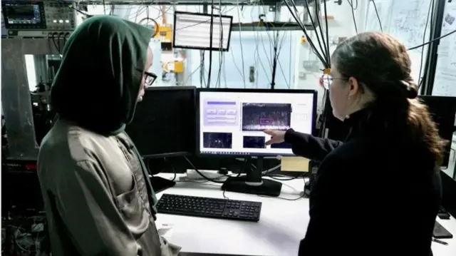 Des chercheuses devant un ordinateur.