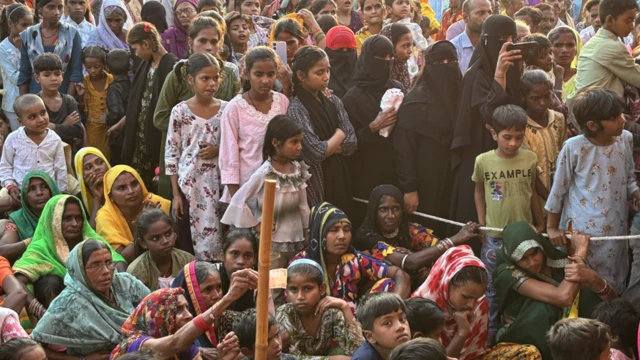 रामलीला देख रही हैं महिलाएं अपने फ़ोनों पर इस पल को क़ैद करती हुईं