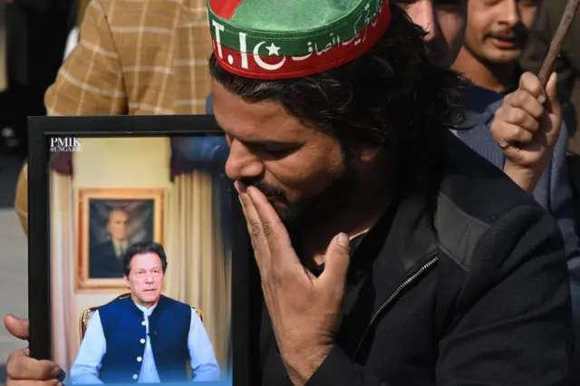 इमरान ख़ान की तस्वीर के साथ उनका एक समर्थक