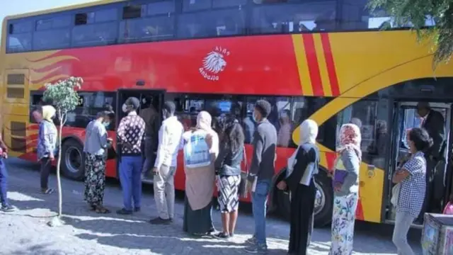 Namoota Awutoobusii magaalaaf hiriiranii jiran