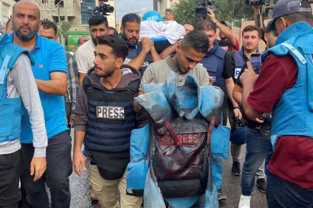 سترة الصحفي الفلسطيني، محمد صبح، الذي قُتل في غارة إسرائيلية مع عدد من الصحفيين في مدينة غزة في أكتوبر/ تشرين الأول الماضي.