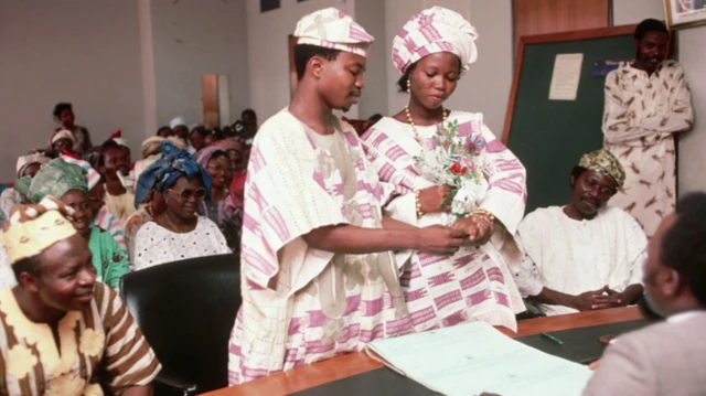 Aworan tọkọ-taya ti wọn n ṣegbeyawo nilana ibilẹ