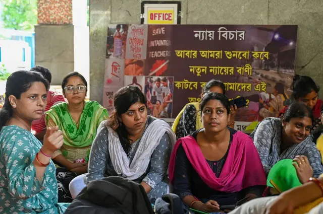 सुप्रीम कोर्ट के फ़ैसले के बाद स्कूल की नौकरी से निकाली गई महिलाओं का प्रदर्शन (साल 2025 की तस्वीर)