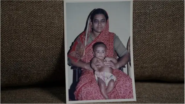 সুবাইদা। কোলে তার ছেলে শানাওয়াসের সন্তান ফাওয়াস।