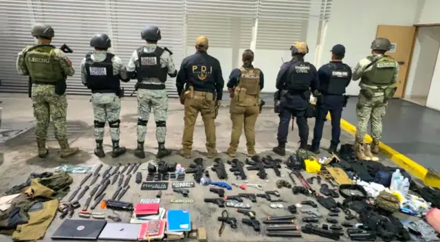 Imagen de Secretaría de Seguridad Pública de Michoacán de las armas requisadas en el operativo en Vista Hermosa, Michoacán, México, el 24 de septiembre de 2025. 
