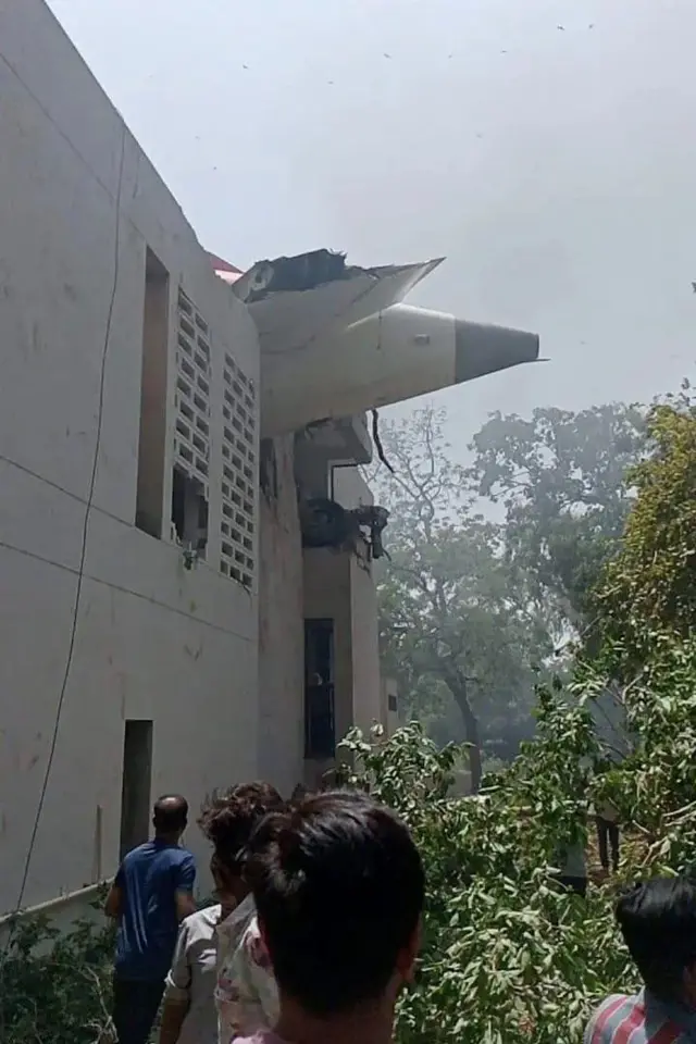 বিমানটি যে ভবনের ওপরে ভেঙ্গে পড়ে, সেটি ডাক্তারদের হোস্টেল