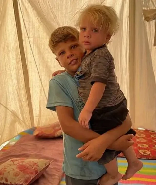 جدوع برادرش را در آغوش گرفته و در چادر ایستاده است