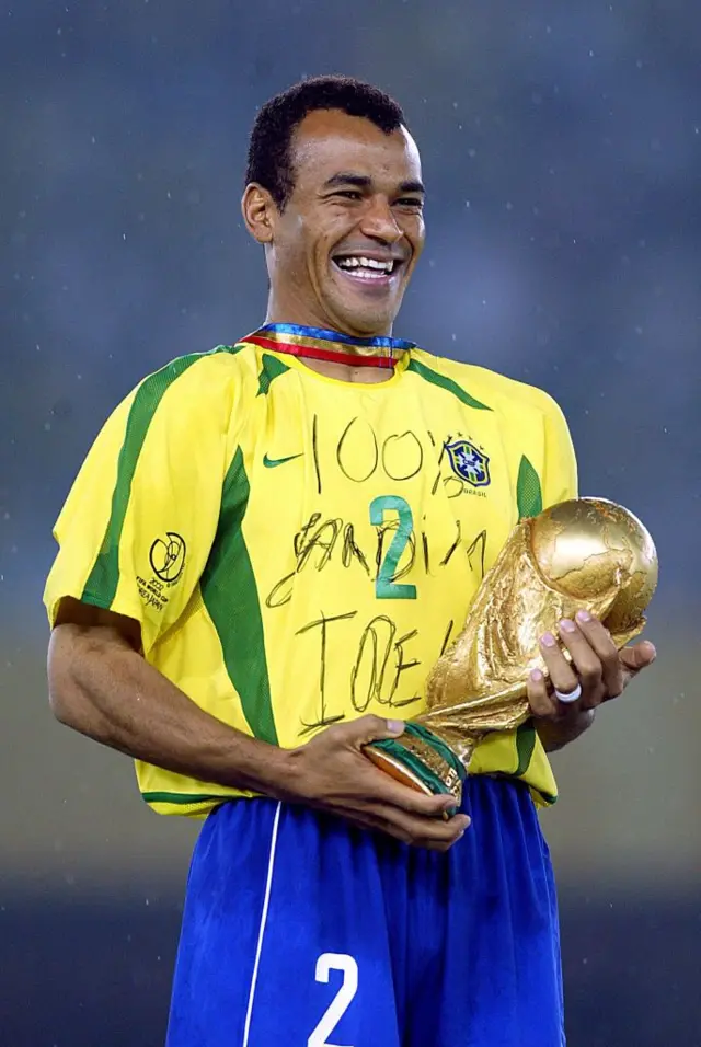 Cafu, Brezilya milli takımı formasıyla ve elinde 2002 Dünya Kupası'yla.