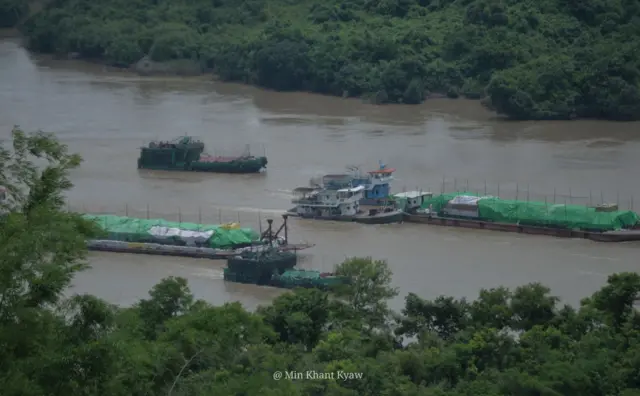 သပိတ်ကျင်းမြို့ စစ်တပ် မသိမ်းခင် မန္တလေး ဂေါဝိန်ဆိပ်ကမ်းကနေ ဧရာဝတီမြစ်ကြောင်းတလျှောက်တက်လာတဲ့ စစ်တပ်စစ်သင်္ဘောတွေ