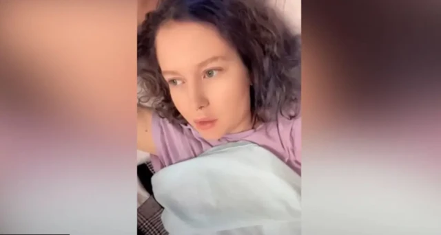 Bir genç kızı üzerini örtmüş şekilde görüyoruz.