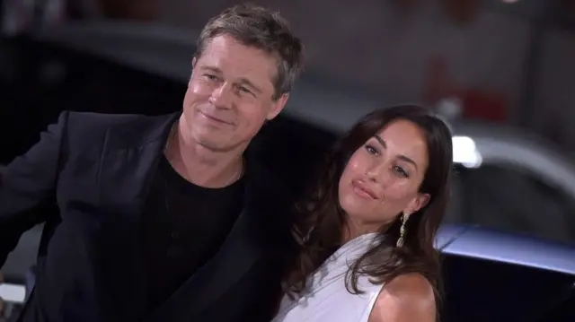 Brad Pitt ve Ines de Ramon kameralara bakıyor