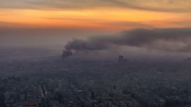 دود در بخشی از شهر بلند شده