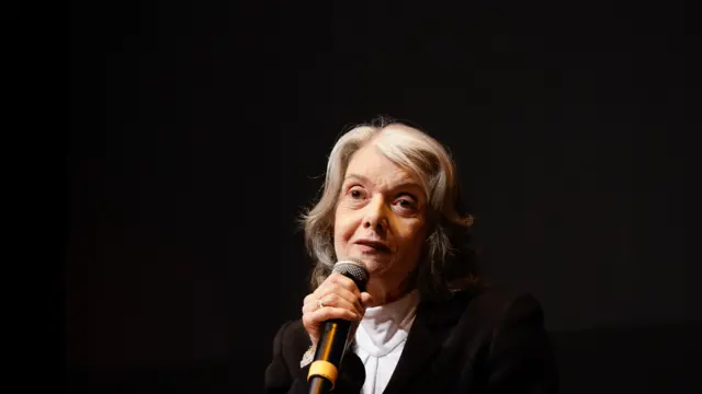 Cármen Lúcia falando ao microfone
