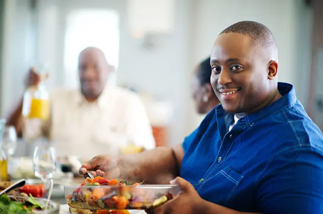 Homme en surpoids qui mange