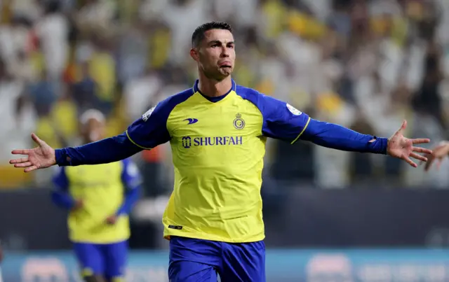 Ronaldo fait une grimace pour célébrer un but d'Al-Nassr