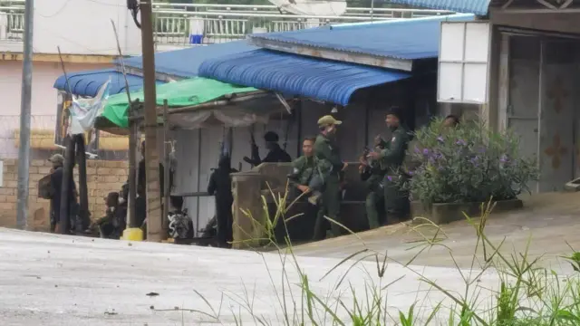 လားရှိုးမြို့ထဲမှာ တွေ့ရတဲ့ ပြည်သူ့စစ်တပ်ဖွဲ့ဝင်တချို့