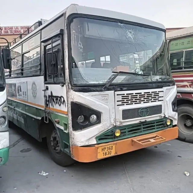 ਬੱਸਾਂ ਦੇ ਸ਼ੀਸ਼ੇ ਤੋੜ ਦਿੱਤੇ ਅਤੇ ਬੱਸਾਂ ਤੇ ਖਾਲਿਸਤਾਨ ਲਿਖ ਦਿੱਤਾ।