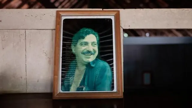 Porta-retrato com foto de Chico Mendes