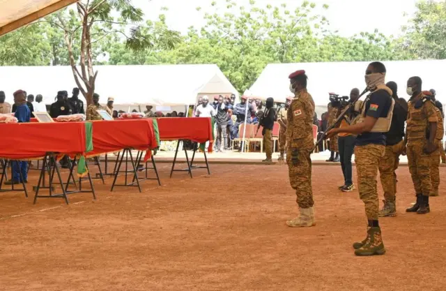 Le contexte sécuritaire du Burkina Faso s'est dégradé avec les attaques récurrentes d' Al-Qaïda et l'Etat islamique dans le pays. 