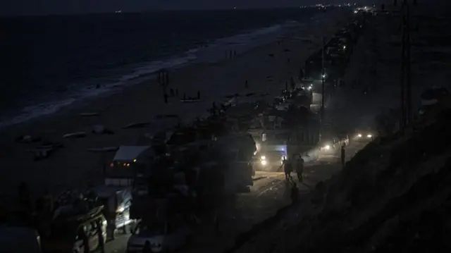 తీరం వెంబడి రాత్రివేళ వలసపోతున్న ప్రజలు 