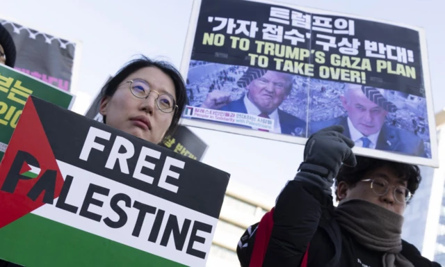 Güney Kore'nin Seul kentindeki ABD Büyükelçiliği önünde Trump'ın Gazze konusundaki son çıkışı pankartlarla protesto ediliyor