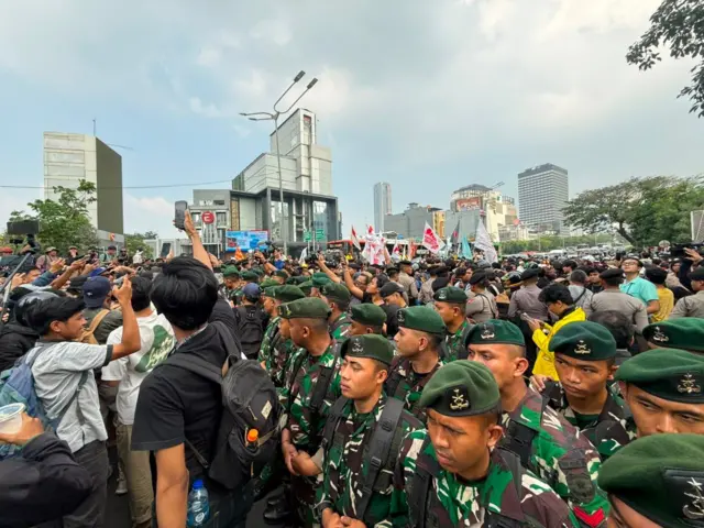 TNI, demo mahasiswa