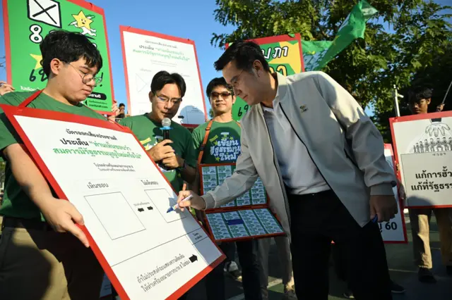 ชัยวุฒิ ธนาคมานุสรณ์ กากบาทช่อง "ไม่เห็นชอบ" ในบัตรประชามติจำลอง